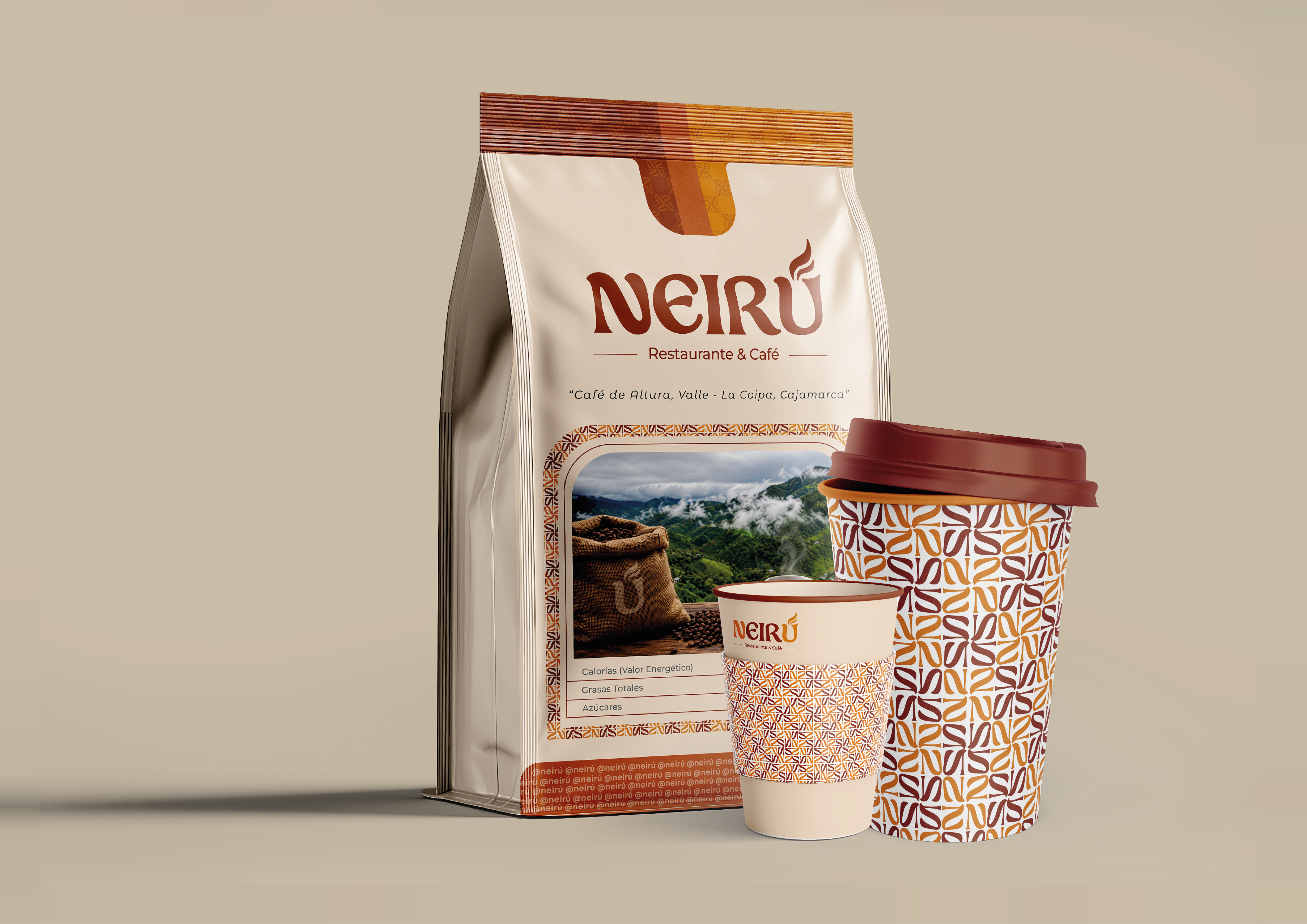 Empaque de bolsa de café y vasos de la cafetería